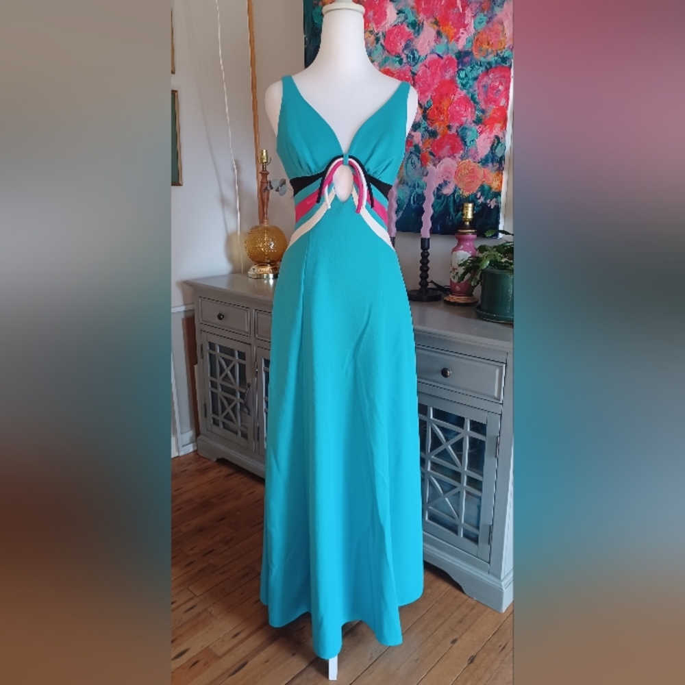 Beautiful, Bright 70s Maxi With Flattering Lines!